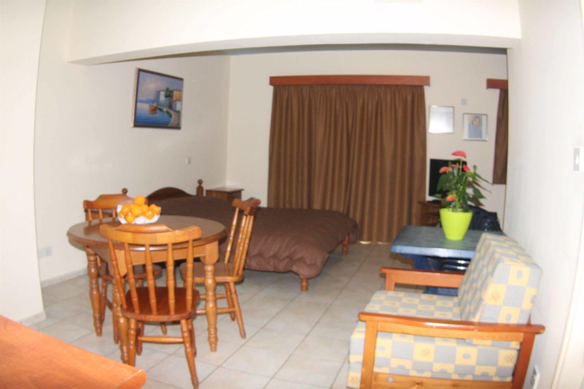 Palm Sea Beach Hotel Apartments Larnaca Eksteriør billede